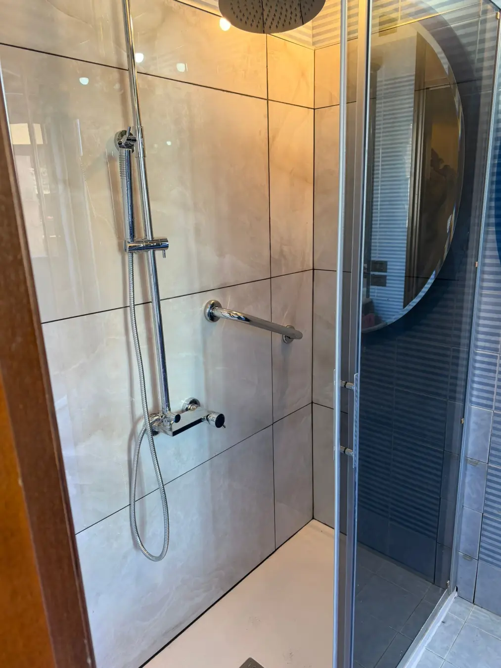 Bagno ristrutturato chiavi in mano con box doccia in cristallo — FC Luxury