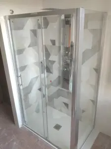 Rifacimento bagno: box doccia e rivestimenti posati da FC Luxury