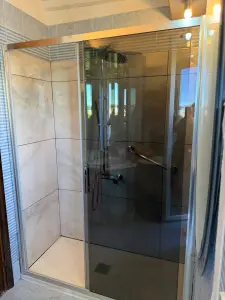 Rifacimento bagno: box doccia e rivestimenti posati da FC Luxury