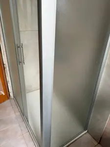 Rifacimento bagno: box doccia e rivestimenti posati da FC Luxury