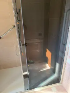 Rifacimento bagno: box doccia e rivestimenti posati da FC Luxury