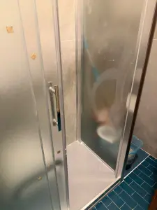 Rifacimento bagno: box doccia e rivestimenti posati da FC Luxury