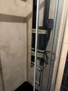 Rifacimento bagno: box doccia e rivestimenti posati da FC Luxury
