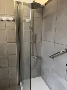 Rifacimento bagno: box doccia e rivestimenti posati da FC Luxury