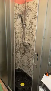 Rifacimento bagno: box doccia e rivestimenti posati da FC Luxury
