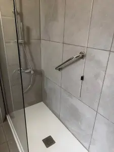 Rifacimento bagno: box doccia e rivestimenti posati da FC Luxury