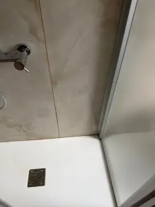 Rifacimento bagno: box doccia e rivestimenti posati da FC Luxury