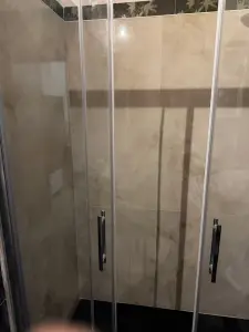 Rifacimento bagno: box doccia e rivestimenti posati da FC Luxury