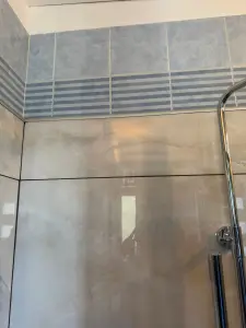 Rifacimento bagno: box doccia e rivestimenti posati da FC Luxury