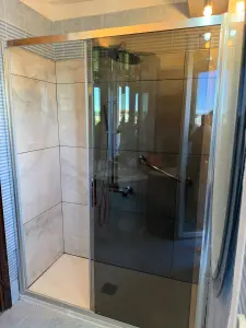 Rifacimento bagno: box doccia e rivestimenti posati da FC Luxury