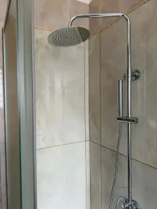 Rifacimento bagno: box doccia e rivestimenti posati da FC Luxury