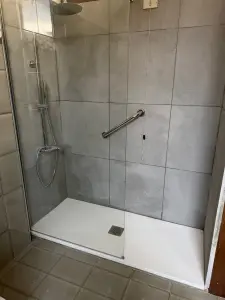 Rifacimento bagno: box doccia e rivestimenti posati da FC Luxury